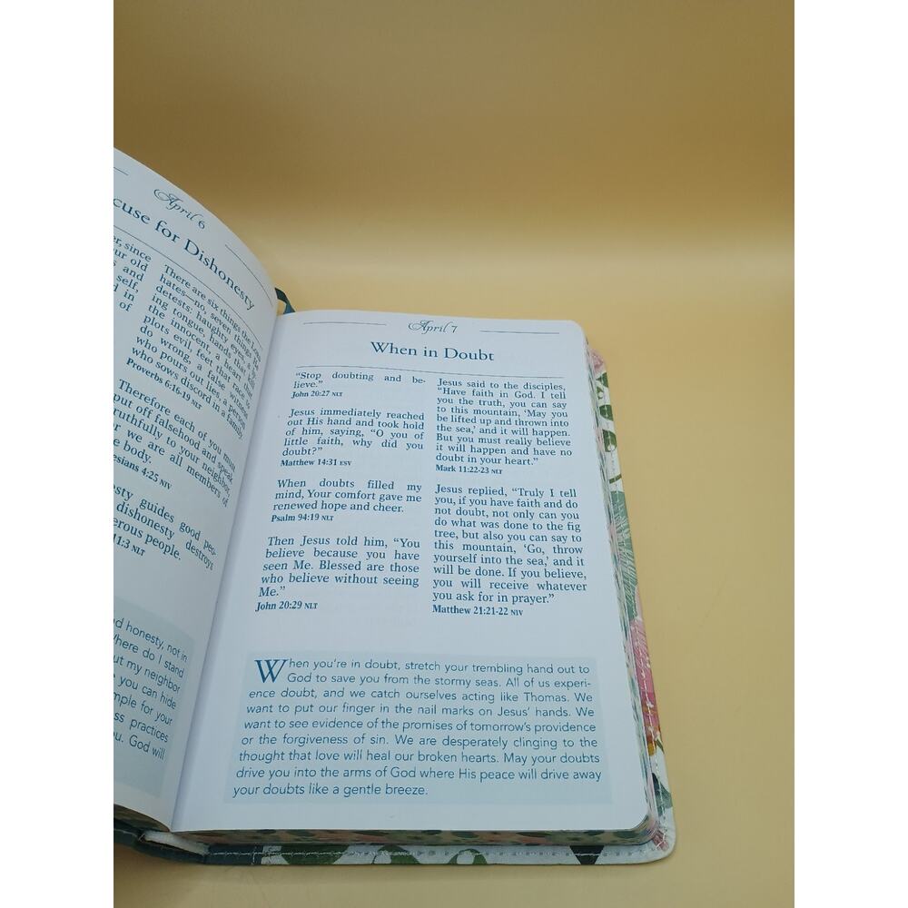 The Pocket Bible Devotional For Women - 366 Daily Devotional Read - Picture 5 of 9